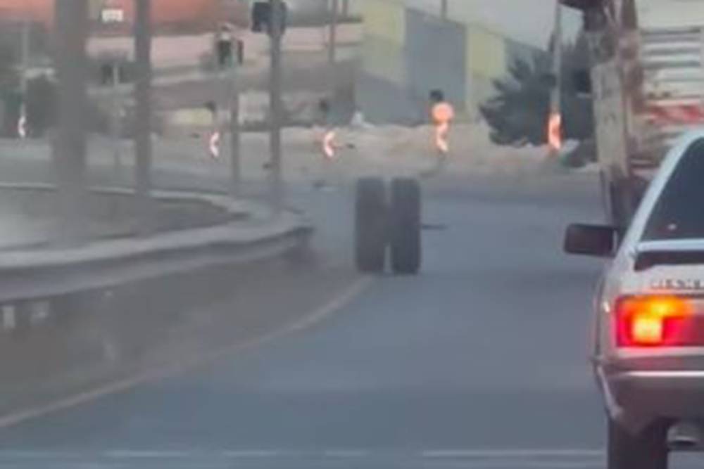 Şanlıurfa girişinde kamyonetin lastiği yola fırladı: S&uuml;r&uuml;c&uuml;n&uuml;n dikkati olası kazayı &ouml;nledi