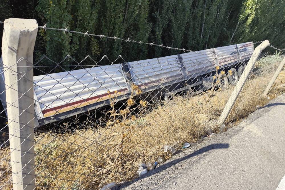Mardin&rsquo;de seyir halindeki tır&rsquo;ın dorsesi  &ccedil;ıkarak u&ccedil;uruma yuvarlandı