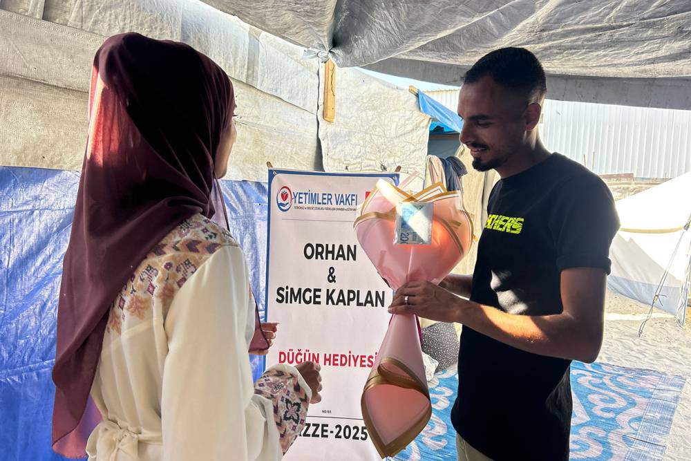 Diyarbakırlı yeni evli &ccedil;iftin bağışladığı takılar Gazzeli &ccedil;iftin mutluluğuna vesile oldu