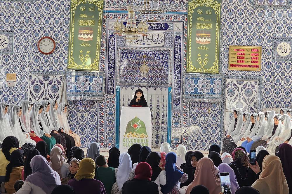 "Niyet ettim tesett&uuml;re Emrin başım &uuml;st&uuml;ne" programı ile onlarca gen&ccedil; kız tesett&uuml;rle tanıştı