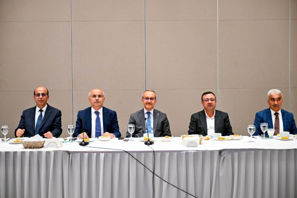 Malatya'da iş d&uuml;nyasıyla ekonomik kalkınma toplantısı
