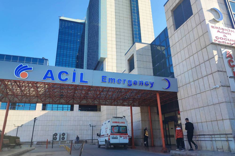 Otomobil park halindeki araca &ccedil;arptı: 4 yaralı