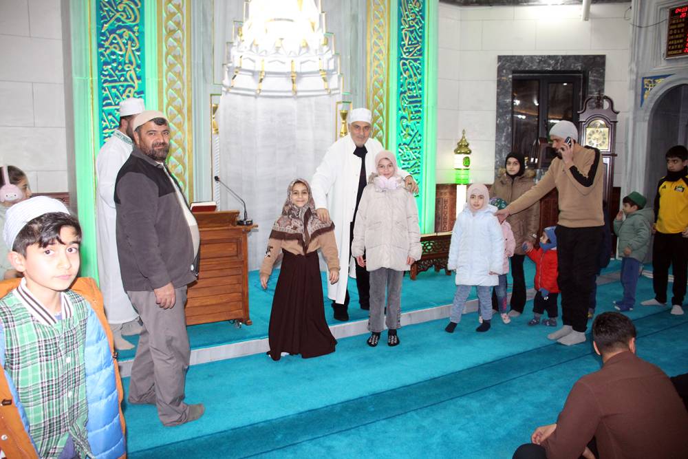 Ağrı&rsquo;da Ramazan ayının neşesi, minik ellere tatlı ikramı yapılıyor