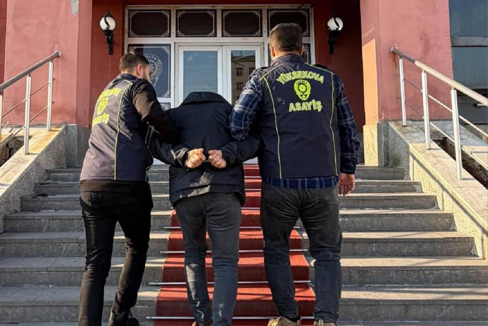 Hakkari&rsquo;de 25 yıl hapis cezası bulunan h&uuml;k&uuml;ml&uuml; yakalandı