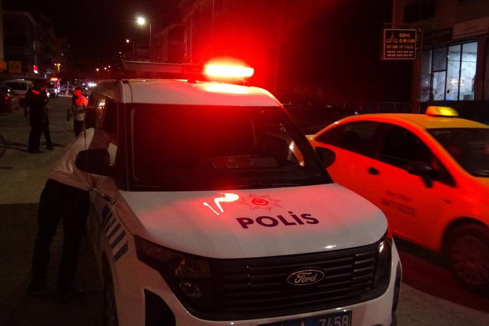 Bisikletiyle polis aracına &ccedil;arpan k&uuml;&ccedil;&uuml;k &ccedil;ocuk yaralandı