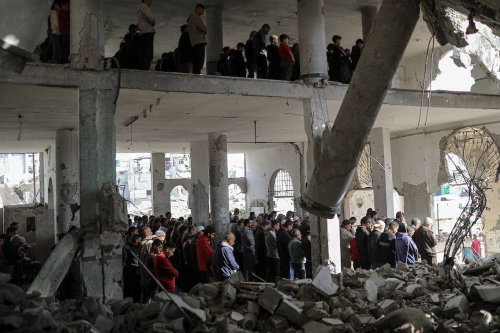 Yıkılan Selahaddin Camii&rsquo;nin enkazında cuma namazı kılındı