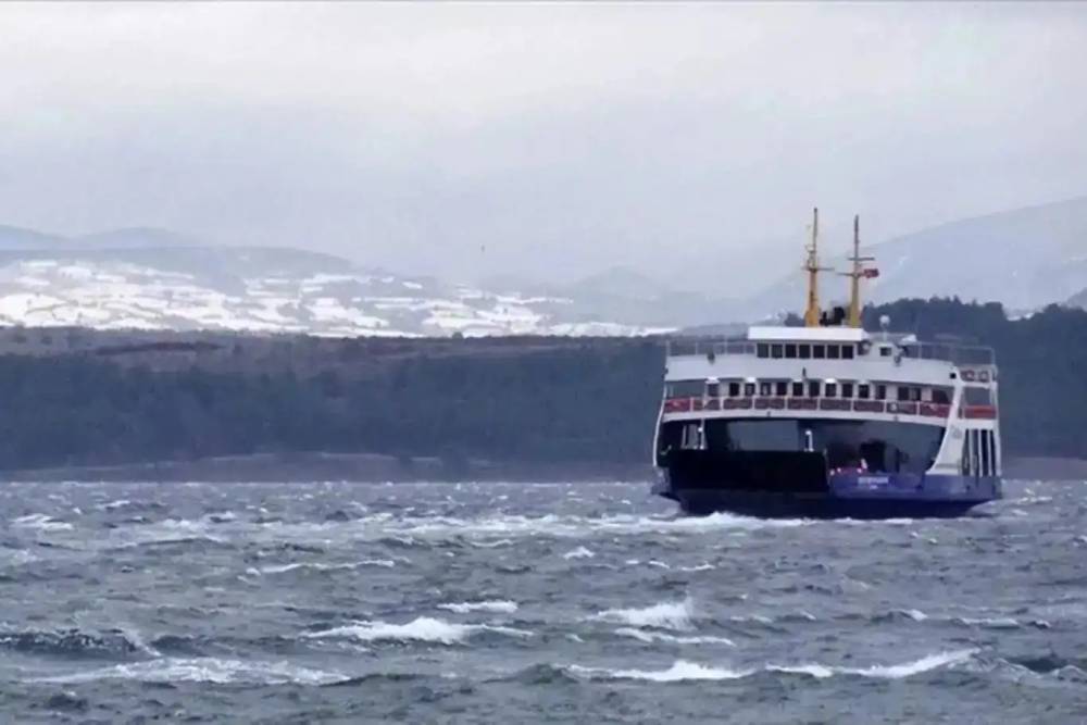 Kuzey Ege'de feribot seferlerine fırtına engeli