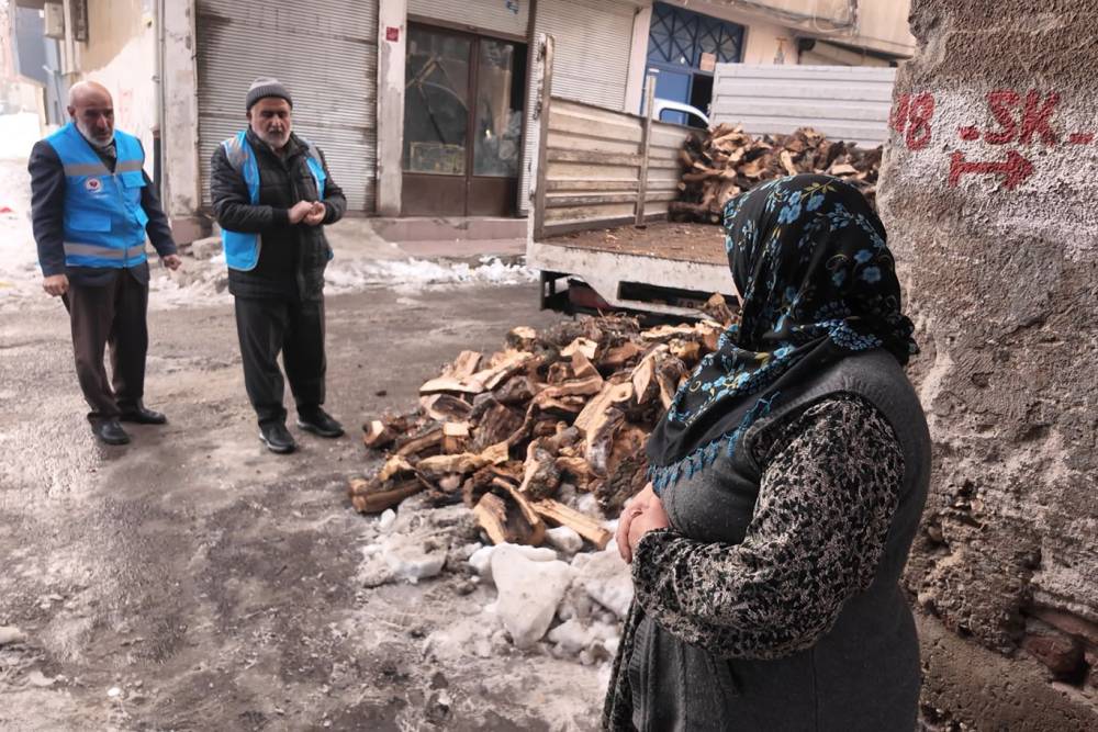 Yetimler Vakfı soğuk kış g&uuml;n&uuml;nde yetimlerini unutmadı