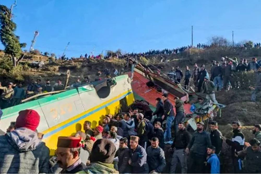 Hindistan'da otob&uuml;s kazası: 9 &ouml;l&uuml; 40 yaralı