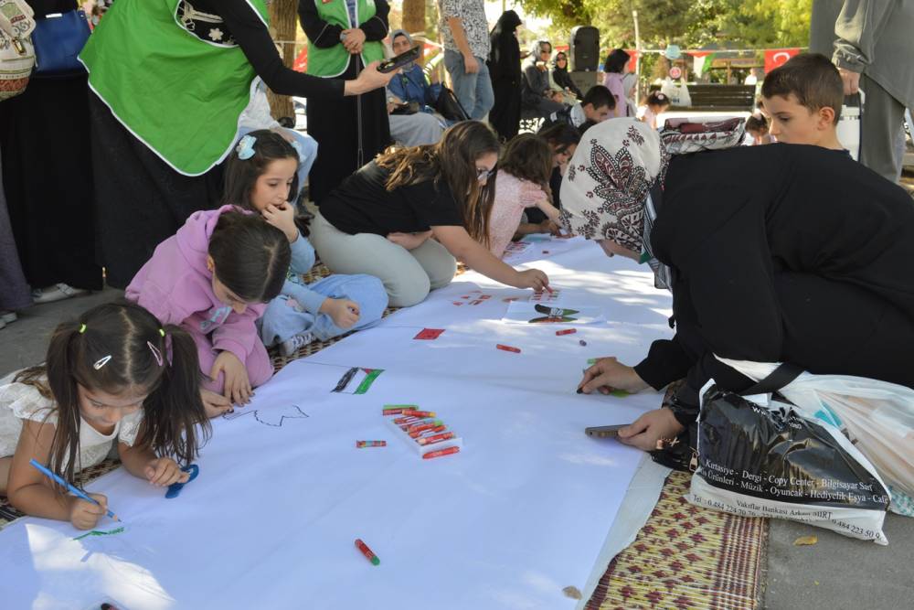  Muhacirin Kız Kur&rsquo;an Kursu &ouml;ğrencilerinden anlamlı etkinlik: Kalemler Filistin i&ccedil;in konuştu