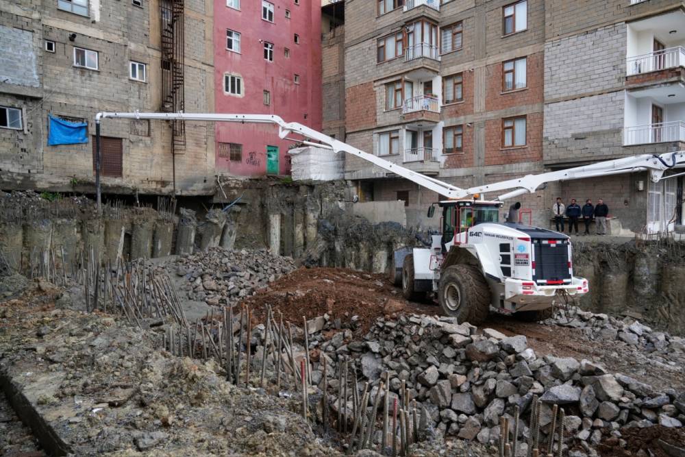 Hakkari'de 6 bina &ccedil;&ouml;kme riski nedeniyle tahliye edildi