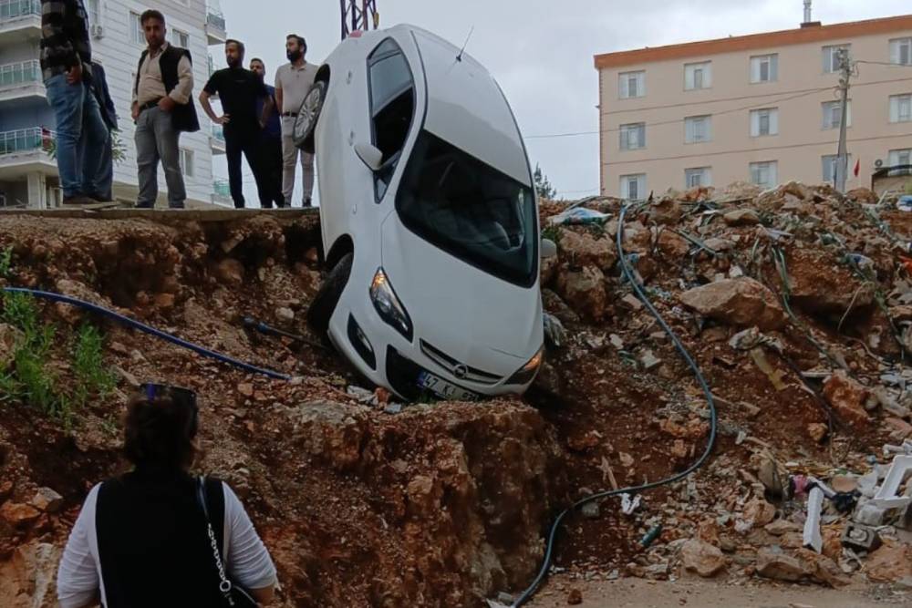 Mardin&rsquo;de kontrolden &ccedil;ıkan otomobil u&ccedil;urum kenarında asılı kaldı