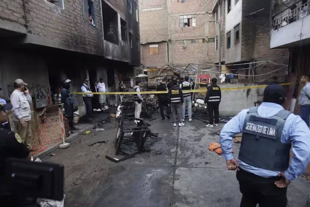 Peru'da bir binada &ccedil;ıkan yangında aynı aileden 10 kişi &ouml;ld&uuml;