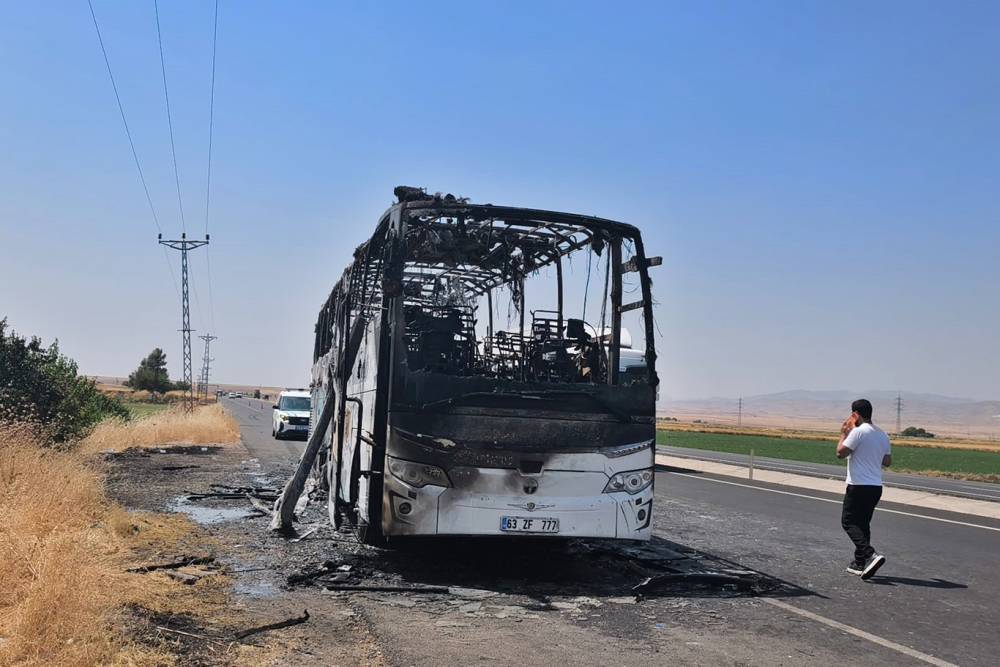Şırnak'ta seyir halindeki otob&uuml;s yanarak kullanılamaz hale geldi