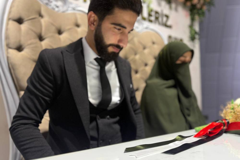 "Evlilikler sade olmalı" diyen &ccedil;ift, gen&ccedil;lere &ouml;rnek oldu