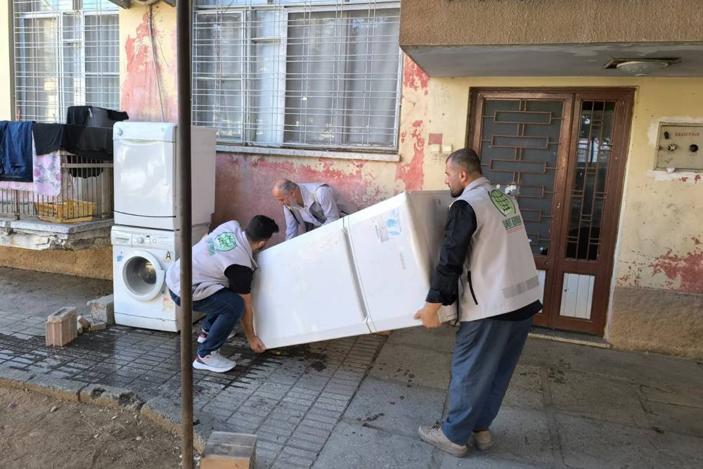 Tarsus Umut Kervanı&rsquo;ndan mağdur aileye beyaz eşya desteği