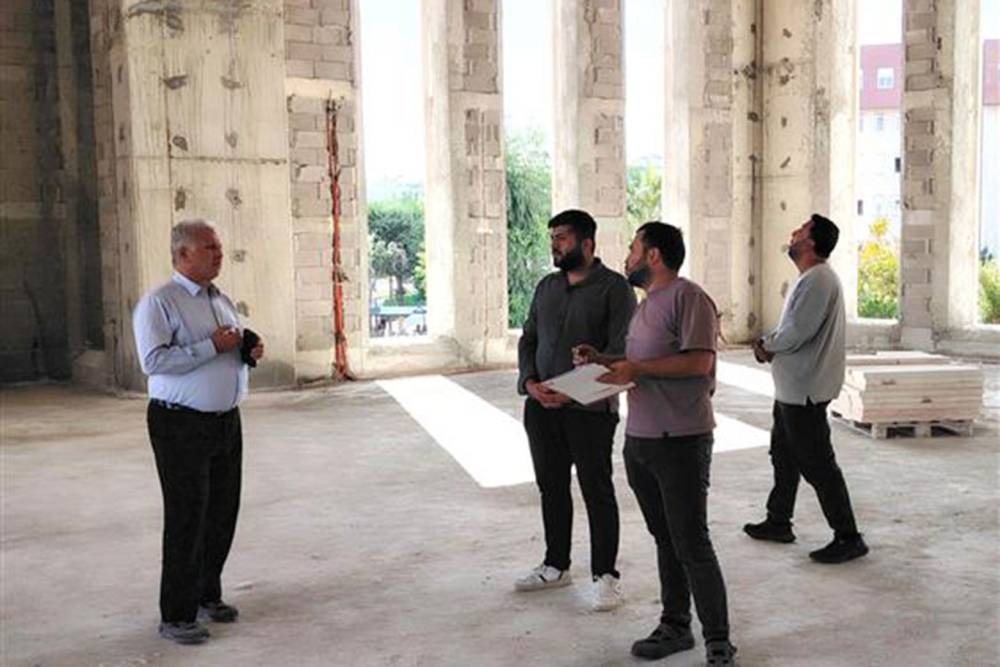 Mersin M&uuml;ft&uuml;s&uuml; Yığman, m&uuml;ft&uuml;l&uuml;k yerleşkesindeki cami inşaatındaki &ccedil;alışmaları inceledi