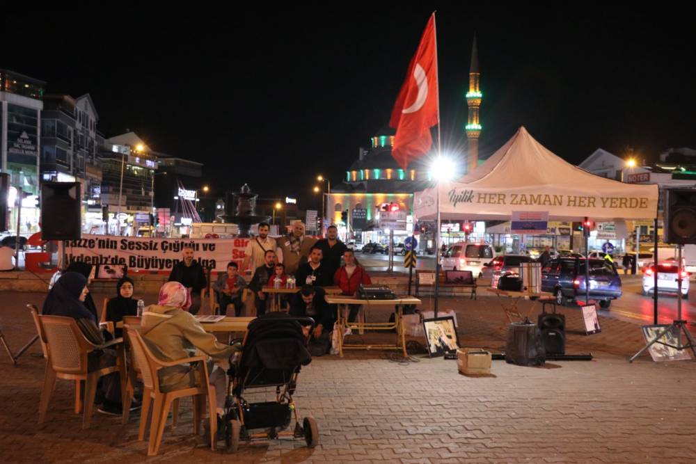 Ankara'da K&uuml;resel Sumud Filosu Gazze'ye ulaşana kadar her akşam n&ouml;bet başlatıldı