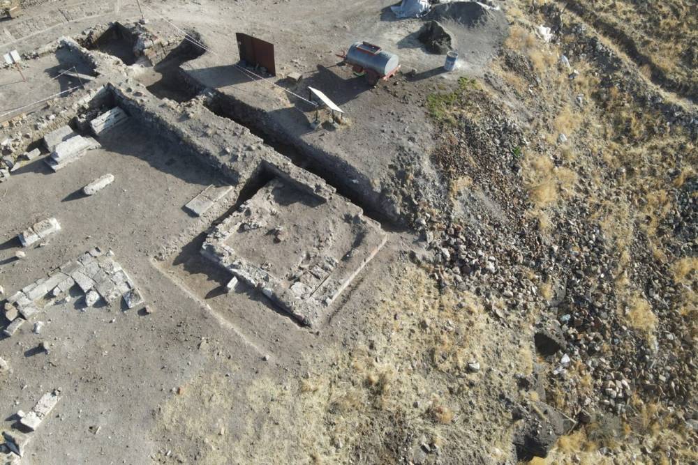 Ani &Ouml;ren Yeri&rsquo;nde Sel&ccedil;uklu k&uuml;mbeti bulundu