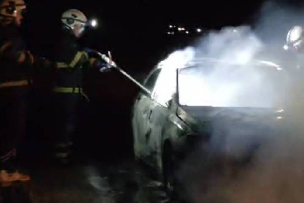 Batman'da alevlere teslim olan ara&ccedil; hurdaya d&ouml;nd&uuml;