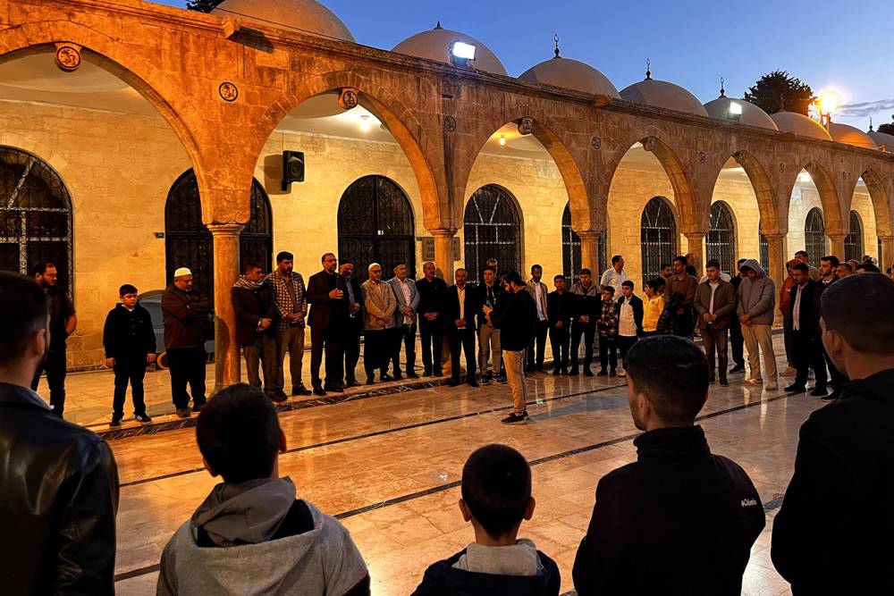Şanlıurfa'da gen&ccedil;ler sabah namazında buluştu