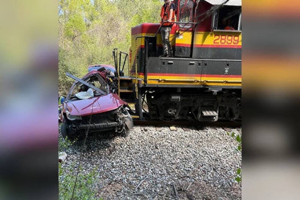 ABD'de hemzemin ge&ccedil;itte tren minib&uuml;se &ccedil;arptı: 5 &ouml;l&uuml;