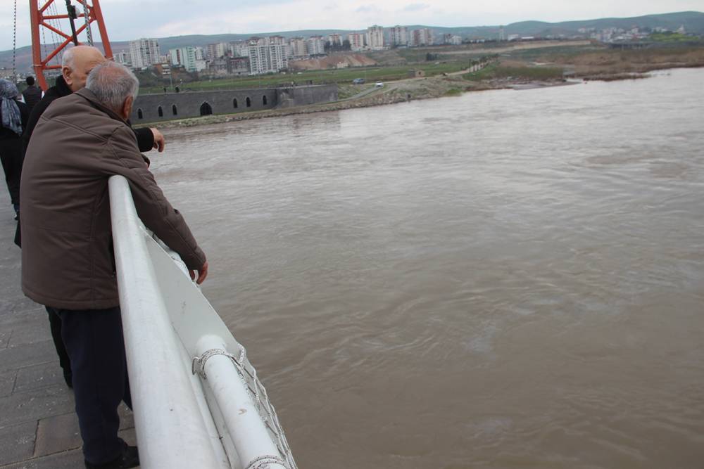 Cizre&rsquo;de petrol boru hattında sızıntı paniğe yol a&ccedil;tı