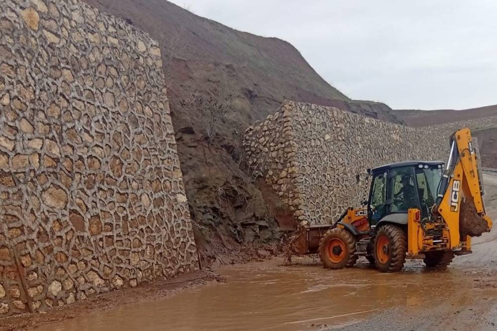 Siirt&rsquo;te yaşanan olumsuz hava şartlarına karşı ekipler sahada