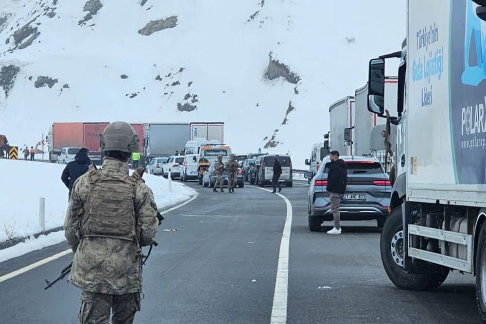 Van-Hakkari karayoluna &ccedil;ığ d&uuml;şt&uuml;: &Ccedil;ok sayıda ara&ccedil; mahsur kaldı