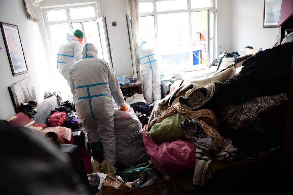 Bursa'da mahkeme kararıyla girilen evde 4 kamyon &ccedil;&ouml;p &ccedil;ıktı