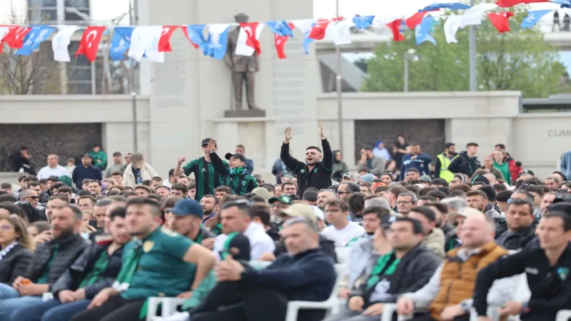 İzmit Kent Meydanı&rsquo;nda yeşil-siyah heyecan
